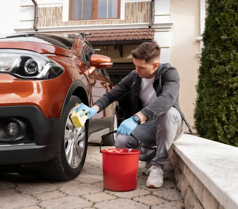 Lavage auto à domicile Villette-lès-Dole : professionnel intervenant sur un véhicule